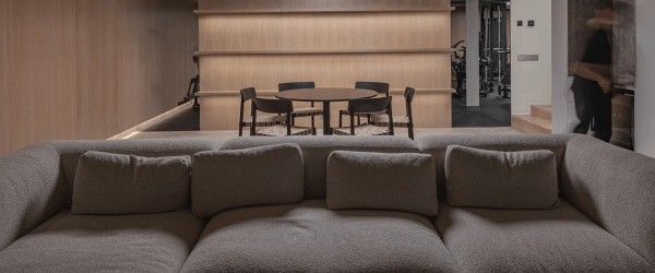 Rami elegancija: MINE sofa projekte White House, kurį sukūrė Atelier Giku